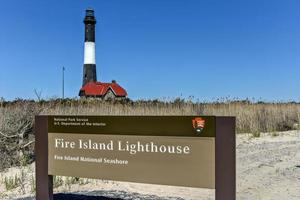 el faro de fire island es un hito visible en la gran bahía sur, en el sur del condado de suffolk, nueva york, en el extremo occidental de fire island, una isla de barrera frente a la costa sur de long island. foto