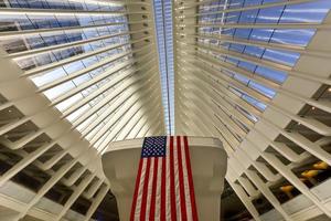 nueva york, ee.uu. - 16 de abril de 2016 - el óculo en el centro de transporte del centro de comercio mundial para el camino en la ciudad de nueva york. se encuentra entre 2 world trade center y 3 world trade center foto