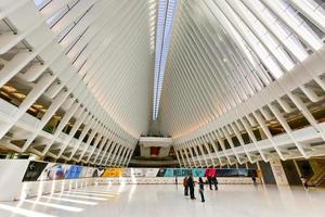 nueva york, ee.uu. - 16 de abril de 2016 - el óculo en el centro de transporte del centro de comercio mundial para el camino en la ciudad de nueva york. se encuentra entre 2 world trade center y 3 world trade center foto