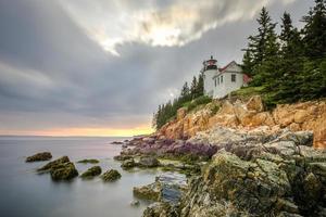 faro de bass harbour en el parque nacional de acadia, maine al atardecer. foto