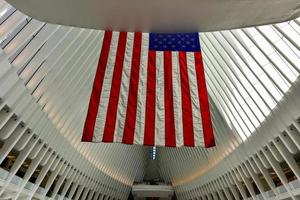 nueva york, ee.uu. - 16 de abril de 2016 - el óculo en el centro de transporte del centro de comercio mundial para el camino en la ciudad de nueva york. se encuentra entre 2 world trade center y 3 world trade center foto