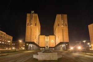 ayuntamiento de oslo iluminado por la noche, 2022. alberga el ayuntamiento, la administración de la ciudad y estudios y galerías de arte. foto