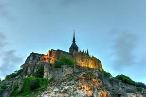 hermosa catedral de mont saint-michel en la isla, normandía, norte de francia, europa. foto