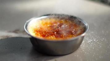 gros plan sur une délicieuse crème dessert française brûlée video