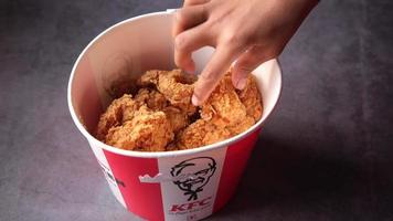 dhaka bangladesh 23 mai 2022. poulet frit croustillant kfc dans un seau