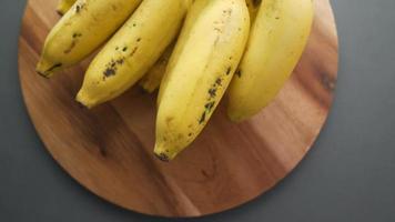 dichtbij omhoog van vers banaan Aan een snijdend bord Aan tafel video