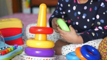 kind spielt mit einem babyspielzeug auf dem bett, kindentwicklungskonzept video