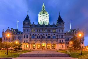 capitolio del estado de connecticut en hartford en una tarde de verano. el edificio alberga el senado estatal, la cámara de representantes y la oficina del gobernador. foto