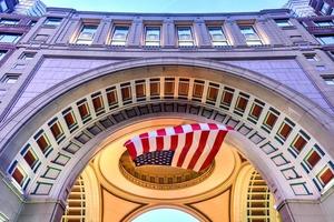 el arco en el muelle de rowes en boston, massachusetts. foto