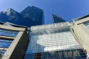 ciudad de nueva york - 6 de noviembre de 2016 - time warner center es un edificio de torres gemelas que consta de dos torres gemelas de 750 pies unidas por un atrio de varios pisos que contiene tiendas minoristas de lujo. foto