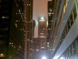 rascacielos de la ciudad de nueva york en la noche en una noche de niebla en el centro de manhattan. foto