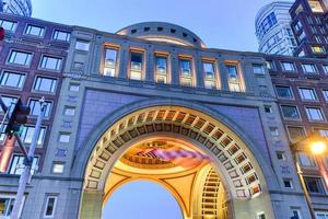 el arco en el muelle de rowes en boston, massachusetts. foto