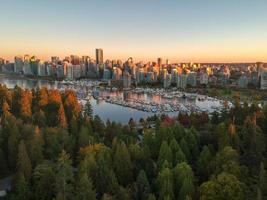 vista aérea del horizonte del centro de vancouver al atardecer desde stanley park, canadá. foto