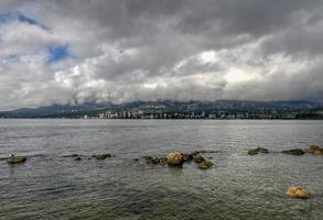 vista panorámica del norte de vancouver desde stanley park en vancouver, canadá. foto