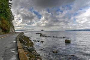 vista del malecón a lo largo del parque stanley en vancouver, canadá. foto