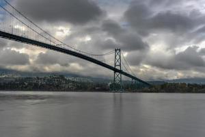 puente lions gate visto desde stanley park en vancouver, canadá. el puente lions gate, inaugurado en 1938, oficialmente conocido como el primer puente angosto, es un puente colgante. foto