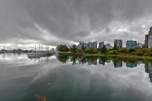 vista panorámica del centro de vancouver desde stanley park en vancouver, canadá. foto