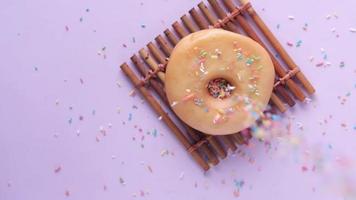 cámara lenta de gotas de chispas en donuts de chocolate