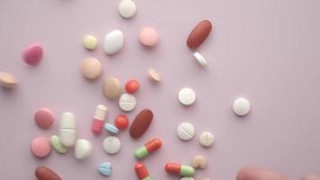 Close up di molte pillole e capsule colorate video