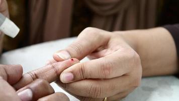 Mens hand measuring blood sugar level video