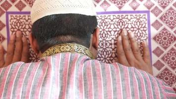muslimischer mann, der während des ramadan betet