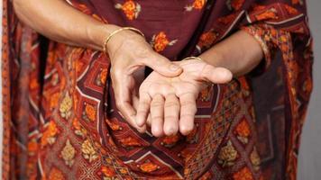 stänga upp på kvinnor hand massage på skada fläck video