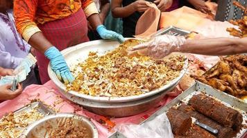 Cuisine de rue indienne singara sur assiette video