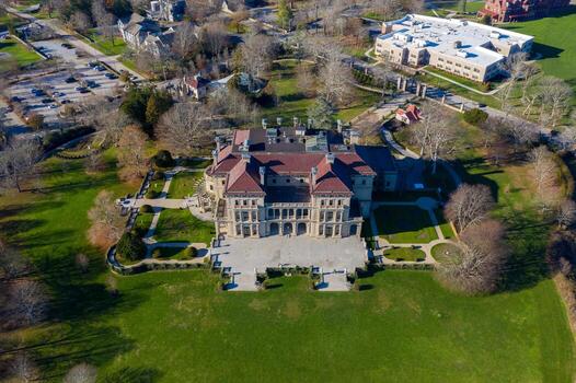 Newport, ri - 29 de noviembre de 2020 - vista aérea de los rompedores y el paseo del acantilado. the breakers es una mansión vanderbilt con estilo renacentista italiano construida en 1895 en el distrito histórico de bellevue avenue en newport, ri. foto