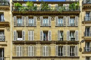 fachada de edificio de apartamentos en las calles de parís, francia. foto