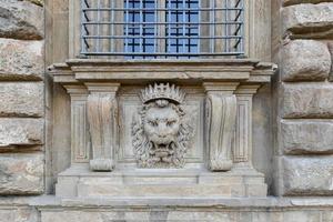 cierra el estuco de león en el palazzo pitti, el antiguo palacio de la familia medici en florencia, italia. foto