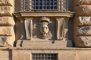 cierra el estuco de león en el palazzo pitti, el antiguo palacio de la familia medici en florencia, italia. foto