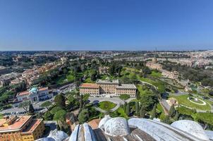 vista de la ciudad del vaticano desde la cúpula de san pedro en la ciudad del vaticano, roma, italia foto