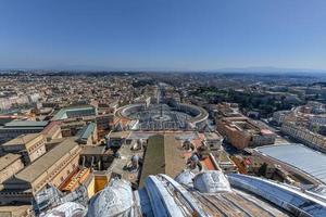 vista de la ciudad del vaticano desde la cúpula de san pedro en la ciudad del vaticano, roma, italia foto