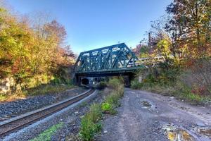 tren pasando por el puente en la ciudad de jersey, nueva jersey. foto