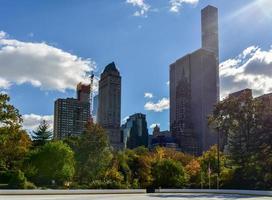 vista de central park south en la ciudad de nueva york en otoño. foto