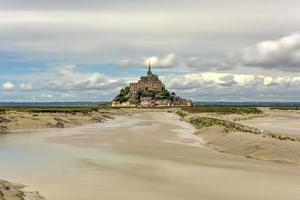 hermosa catedral de mont saint-michel en la isla, normandía, norte de francia, europa. foto