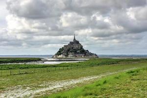 hermosa catedral de mont saint-michel en la isla, normandía, norte de francia, europa. foto