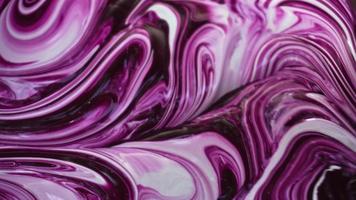 dichtbij omhoog abstract menging van wit en magenta verf video