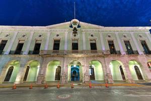 el palacio de gobierno en la plaza principal de merida, yucatan, mexico