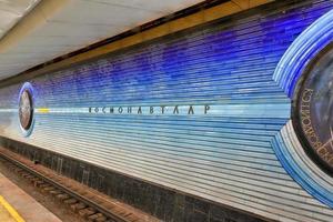 tashkent, uzbekistán - 8 de julio de 2019 - estación de metro kosmonavtlar, una estación temática del programa espacial del metro de tashkent en la línea ozbekiston en tashkent, uzbekistán. foto