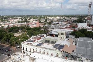 el palacio de gobierno en la plaza principal de merida, yucatan, mexico