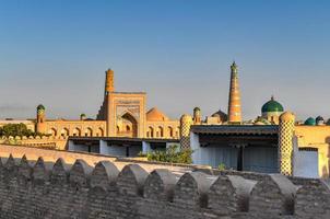 vista desde la pared de itchan kala - khiva, uzbekistán foto