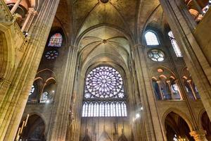 el interior de notre dame de paris, francia, 2022 foto