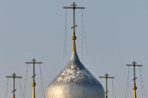 Monasterio spaso-yakovlevsky en las afueras de rostov, rusia, a lo largo del anillo dorado. construido en el estilo neoclásico. foto