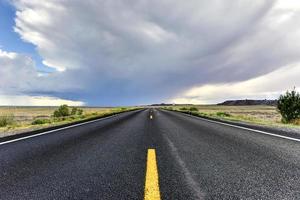 vista a lo largo de la carretera que sale del parque nacional del bosque petrificado en arizona. foto