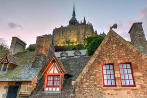 hermosa catedral de mont saint-michel en la isla, normandía, norte de francia, europa. foto