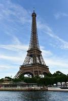 la torre eiffel a lo largo del río sena en parís, francia. foto