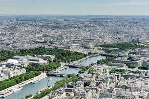 vista panorámica aérea de parís, francia en el verano. foto