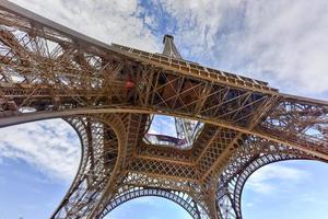 la icónica torre eiffel en parís, francia. foto