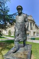 estatua de winston churchill fuera del petit palais cerca del río sena, parís, francia, 2022 foto